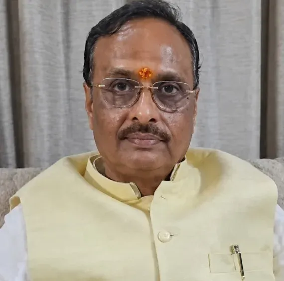 ओवैसी के धार्मिक दौरे पर दिनेश शर्मा का निशाना: 'आक्रमणकारियों से सहानुभूति नहीं, देशभक्त नायकों को सम्मान दें'