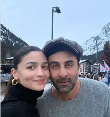 आलिया भट्ट ने रणबीर कपूर को शादी की सालगिरह पर खास अंदाज में बधाई दी, साझा की छुट्टियों की झलकियाँ