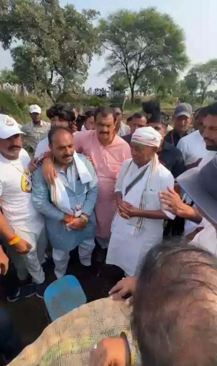 दिग्विजय सिंह की सत्य सनातन यात्रा: आलू बुवाई कर रहे किसानों से मिले, खाद-बिजली संकट सुना