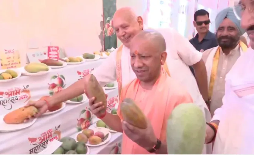 आम महोत्सव लखनऊ: CM योगी ने किया उद्घाटन, केमिकल-मुक्त आम को वैश्विक बाज़ार से जोड़ने का संकल्प