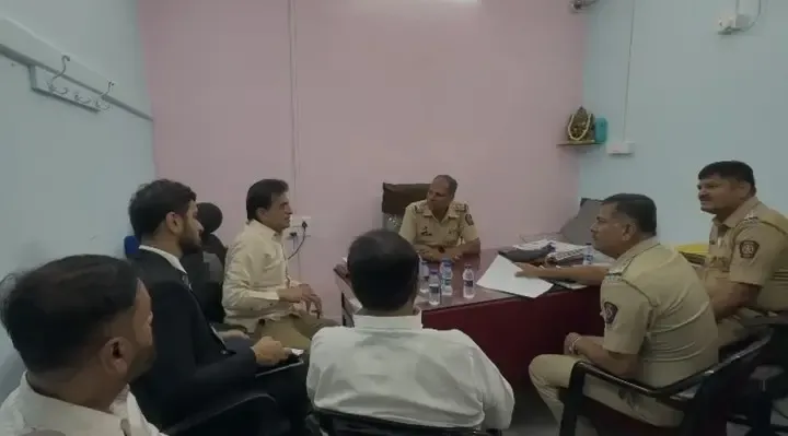 इमरान खान के खिलाफ एफआईआर की मांग: भाजपा नेता किरीट सोमैया गावदेवी पुलिस स्टेशन पहुंचे