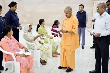 CM योगी का जनता दर्शन: आमजन की समस्याओं का समयबद्ध निस्तारण हो, विलंब पर अधिकारी जवाबदेह