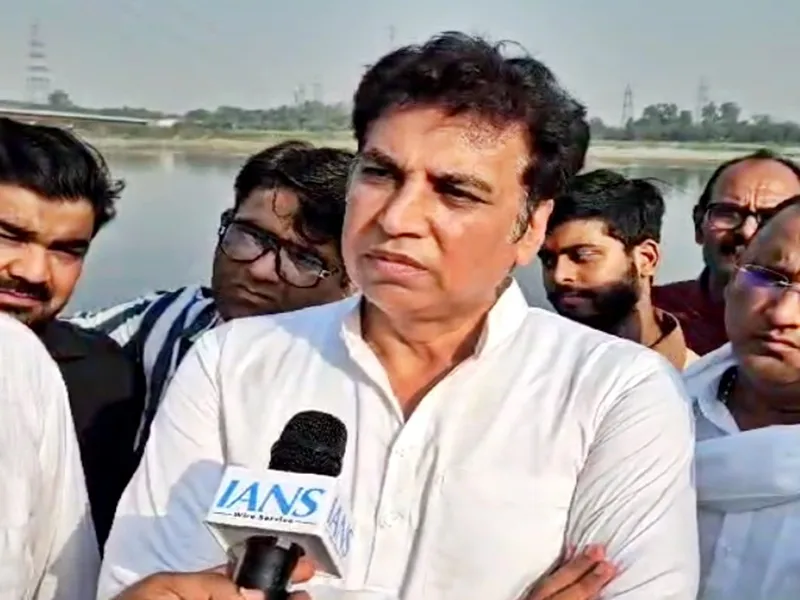 Delhi Congress Accuses AAP and BJP of Deceiving Slum Residents for Electoral Gains