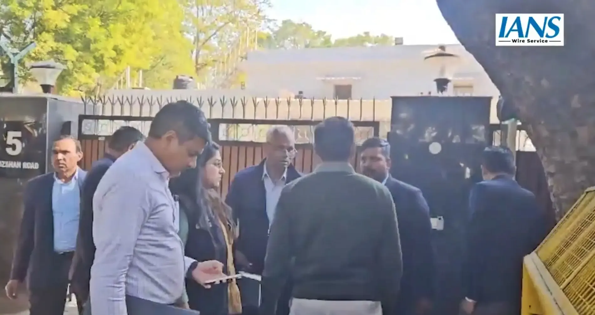 ACB Team Denied Entry at Kejriwal's Residence Amid Poaching Allegations