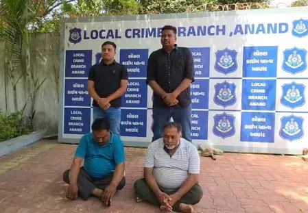 वडोदरा में 'आप' जिलाध्यक्ष अशोक ओझा गिरफ्तार, IB अफसर बनकर अपने ही कार्यकर्ता को दी धमकी