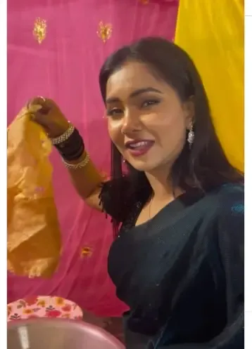 आरा के फेमस 'हाथी कान पूड़ी' का स्वाद लेते दिखीं तृषा कर मधु, पवन सिंह का किया जिक्र