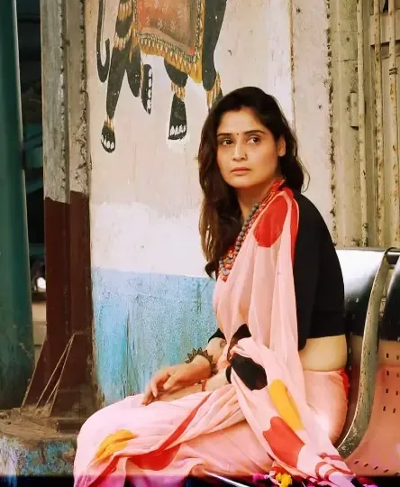 क्या आरती सिंह ने पति दीपक के साथ वेकेशन पर 'बिजुरिया' गाने पर किया शानदार डांस?