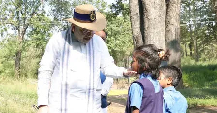 बस्तर की बच्ची ने अमित शाह से कहा 'अब हम बच गए', गृह मंत्री बोले — शब्दों में बयान नहीं