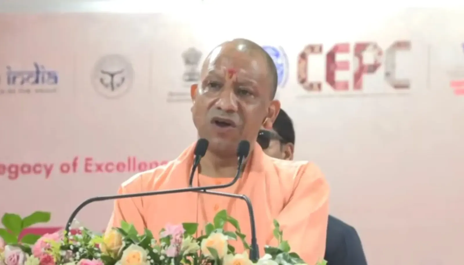भदोही में CM योगी ने किया इंडिया कारपेट एक्सपो का शुभारंभ, ₹6,100 करोड़ निर्यात और 5 लाख रोज़गार का दावा