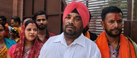 स्वामी प्रसाद मौर्य की टिप्पणी पर हिंदू महासभा का विरोध, आगरा में प्रतीकात्मक प्रदर्शन