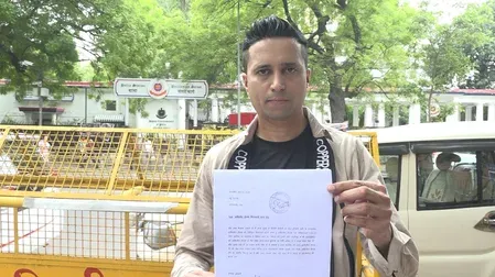 अभिजीत दिपके की गिरफ्तारी की मांग: फैजल अंसारी ने दिल्ली पुलिस डीसीपी कार्यालय में सौंपी लिखित शिकायत