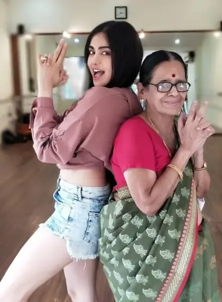 क्या अभिनेत्री अदा शर्मा की दादी का निधन हुआ?