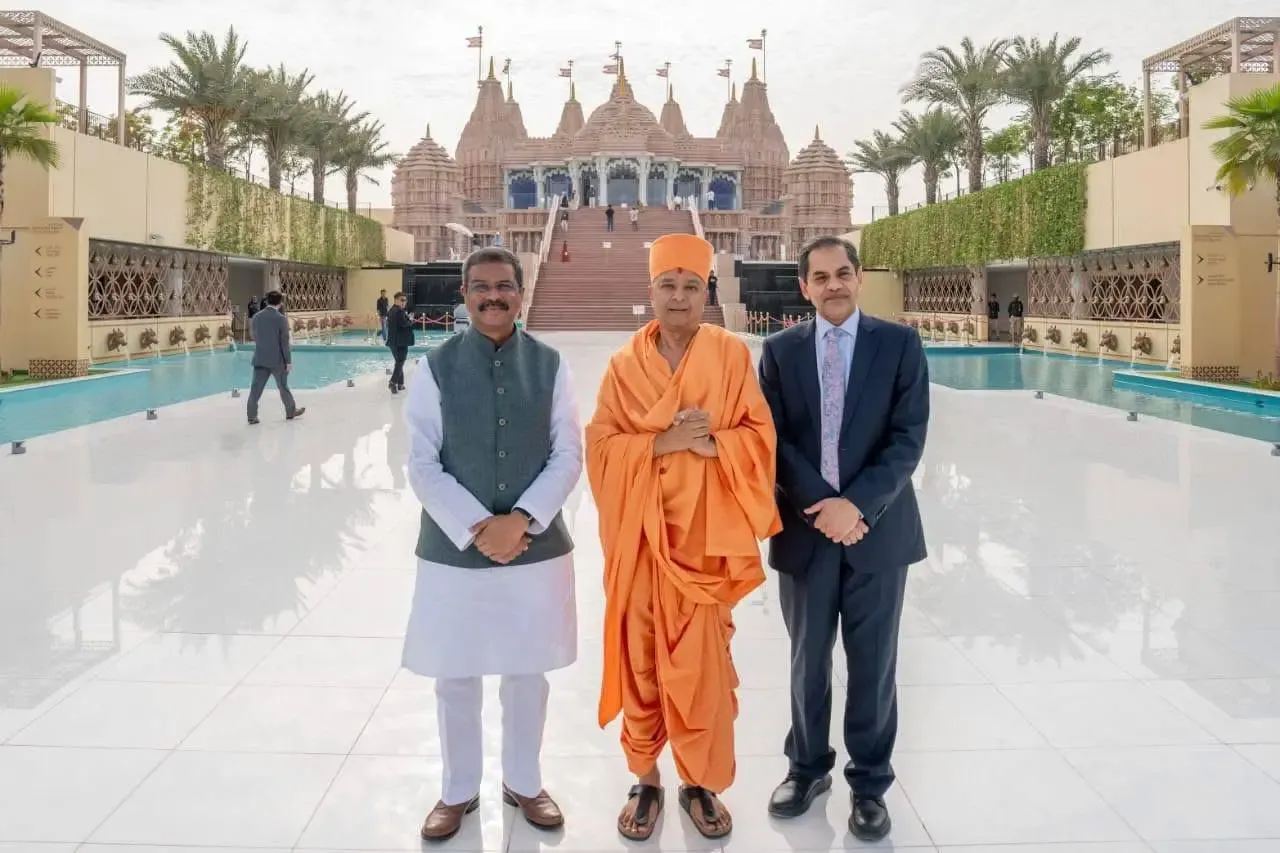 क्या धर्मेंद्र प्रधान अबू धाबी के बीएपीएस हिंदू मंदिर में चमत्कार देख रहे हैं?