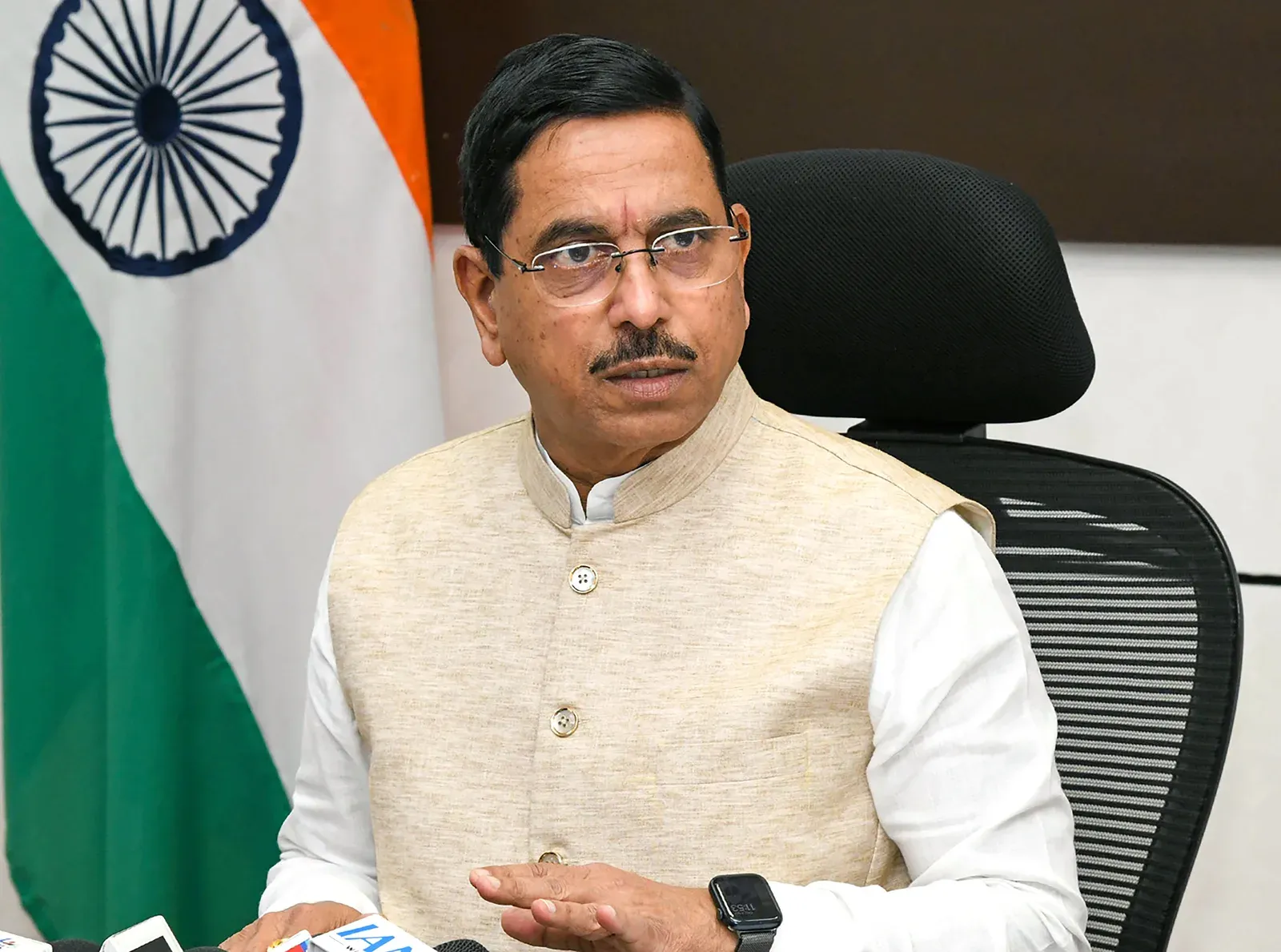 Pralhad Joshi assumes charge as Education Minister after Pradhan quits