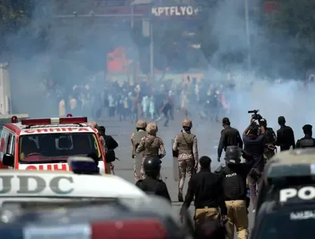 Activist Pressures US to Impose Visa Ban on Pakistanis After Karachi Consulate Violence