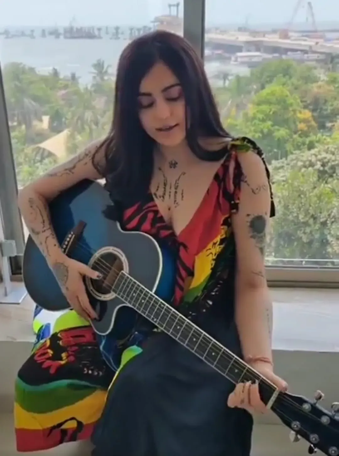 Adah Sharma covers 'Woh Lamhe' on guitar in Sunday X post