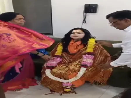 '1008 महामंडलेश्वर यामायी ममता नंद गिरी' बनी ममता कुलकुर्णी ने कराया अपने अनुयायियों से श्रृंगार 