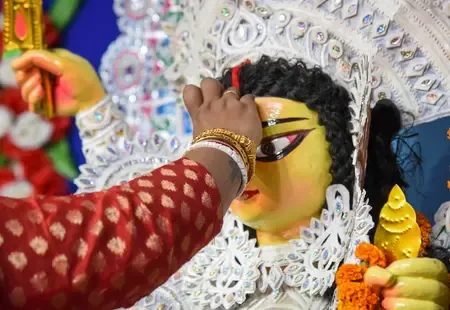 How is Adani Electricity Supporting Navratri and Durga Puja Pandals in Mumbai?