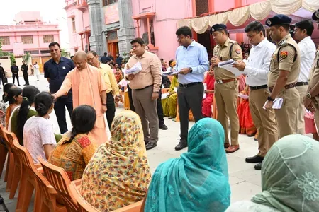 गोरखपुर जनता दर्शन में सीएम योगी का सख्त निर्देश: जन समस्याओं में लापरवाही पर होगी कार्रवाई