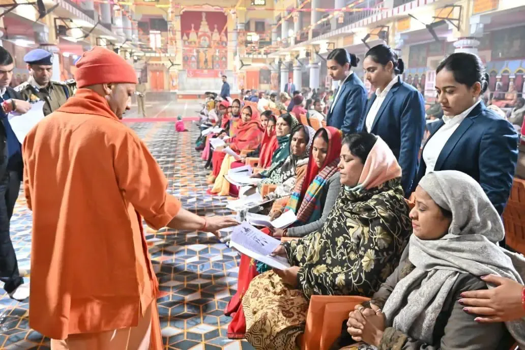 क्या सीएम योगी ने अधिकारियों से कहा कि हर पीड़ित की समस्या का समाधान समयबद्ध और गुणवत्तापूर्ण होना चाहिए?