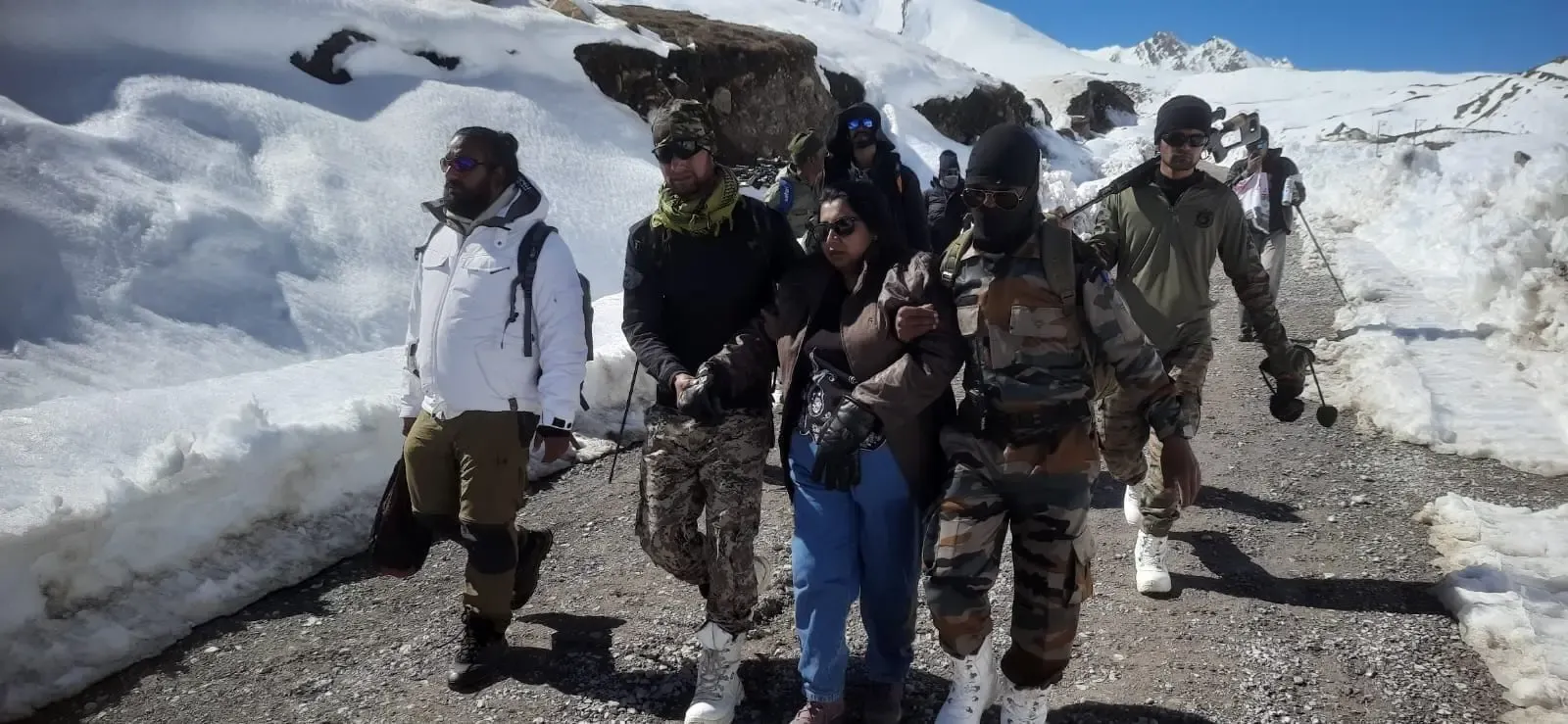 आदि कैलाश में 14,400 फीट पर भारतीय सेना का बचाव अभियान, बीमार महिला यात्री को सुरक्षित निकाला