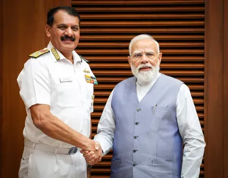 एडमिरल दिनेश त्रिपाठी ने PM मोदी को दी नौसेना की ऑपरेशनल तैयारियों की जानकारी, 31 मई को सौंपेंगे कमान