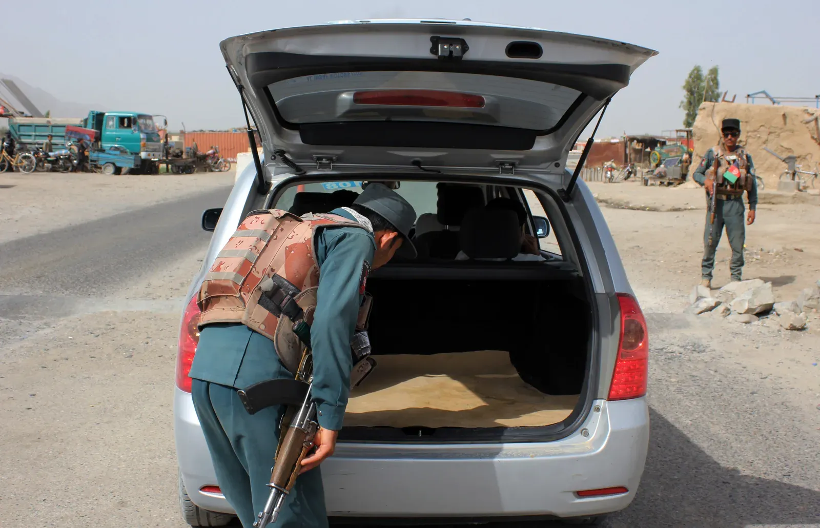Afghan forces seize 24 assault rifles at Torkham border crossing