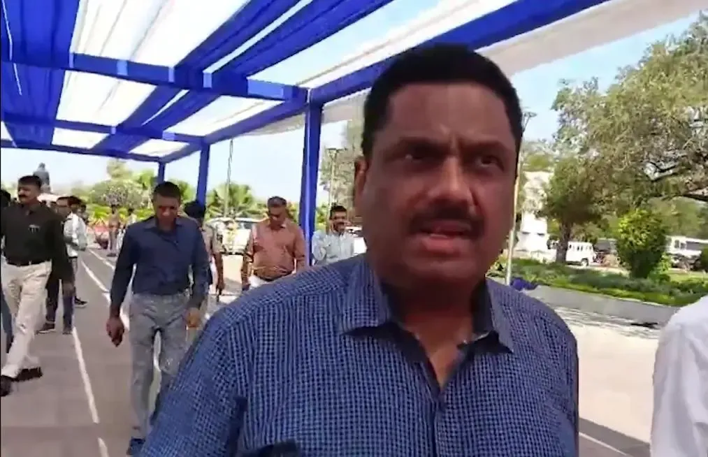 Gujarat DGP Conducts Security Inspection After Bomb Threat
