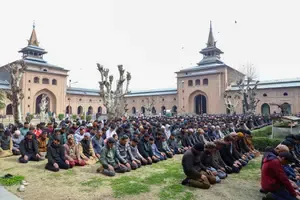 Thousands Participate in Final Friday Prayers in J&K After Nightlong 'Shab-e-Qadr' Observance
