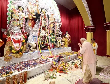 Did PM Modi Make a Historic Visit to CR Park Kali Bari on Maha Ashtami?