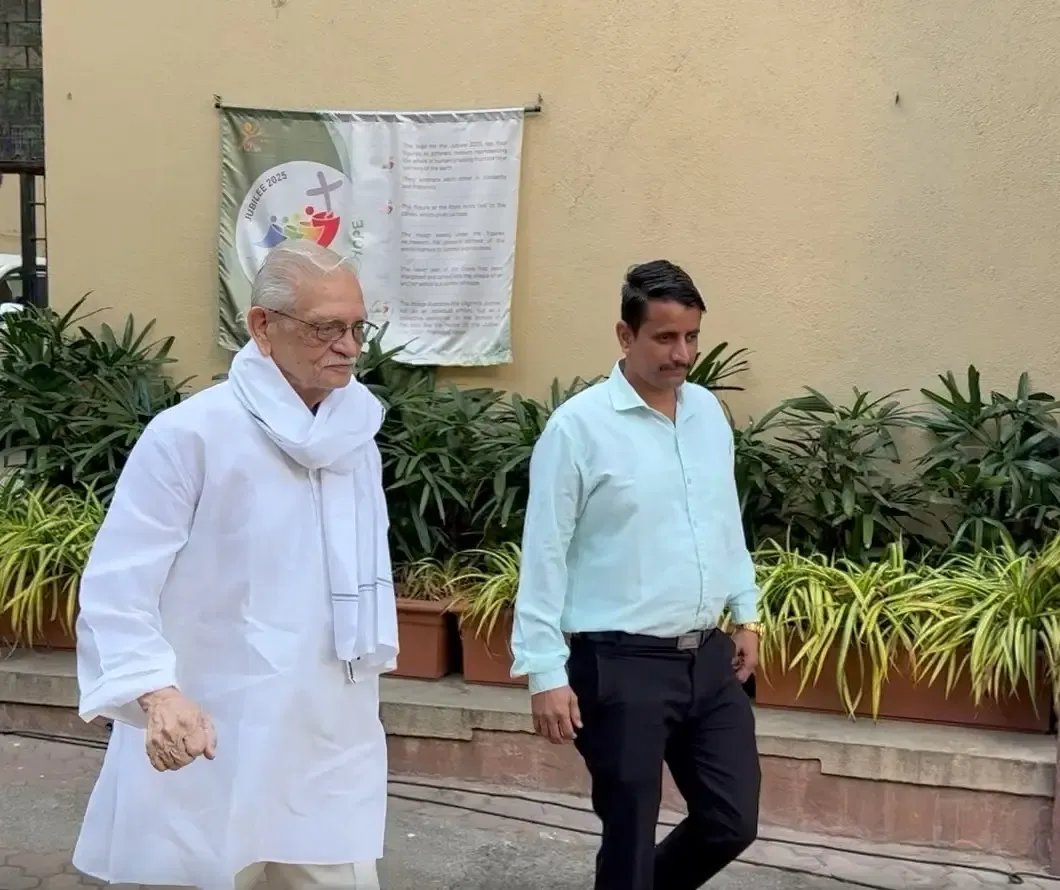 क्या आप वोट नहीं देते हैं तो शिकायत करने का अधिकार खो देते हैं? - गीतकार गुलजार