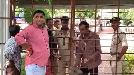अगरतला: अस्थायी डिटेंशन सेंटर से 12 बांग्लादेशी घुसपैठिए फरार, एक गिरफ्तार 