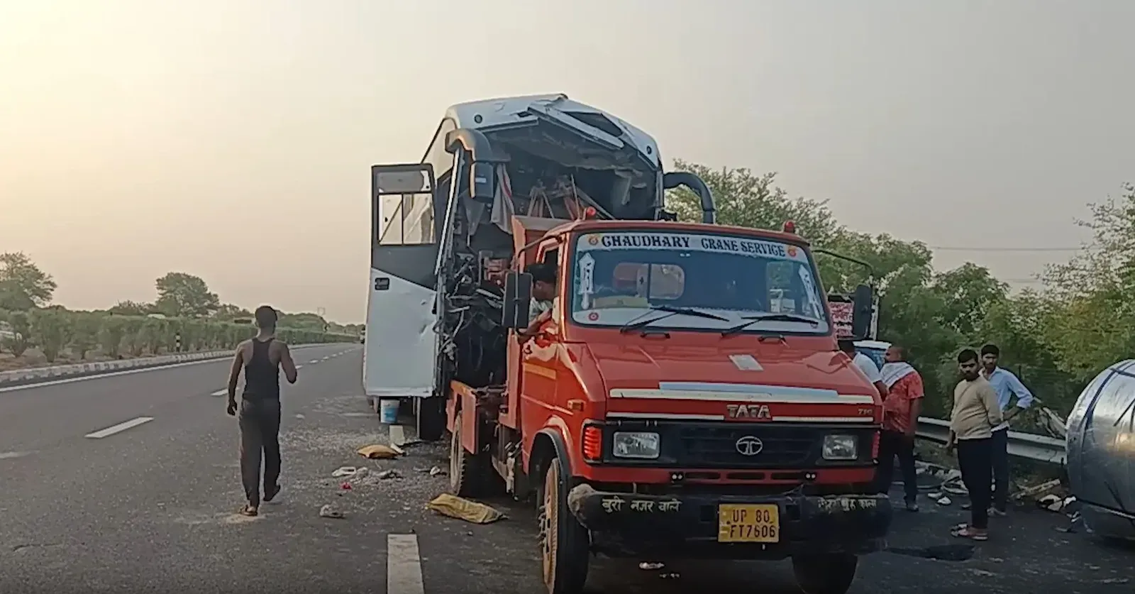 आगरा-लखनऊ एक्सप्रेसवे पर डबल डेकर बस-ट्रक टक्कर: 25 से अधिक घायल, 5 की हालत गंभीर