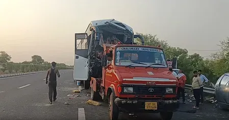 आगरा-लखनऊ एक्सप्रेसवे पर डबल डेकर बस-ट्रक टक्कर: 25 से अधिक घायल, 5 की हालत गंभीर