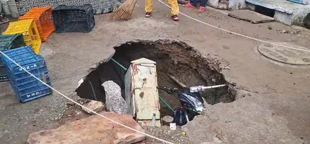आगरा के धुलियागंज में सड़क धंसी, बाइक और टोरेंट पावर बॉक्स गड्ढे में समाए; युवक बाल-बाल बचा