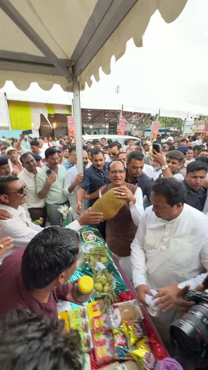 Agri Minister Shivraj hails farmer growing chia, kasturi bhindi