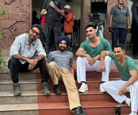 अहान शेट्टी ने 'बॉर्डर 2' की पुणे में हो रही शूटिंग पूरी की, दिलजीत-वरुण संग शेयर की तस्वीरें