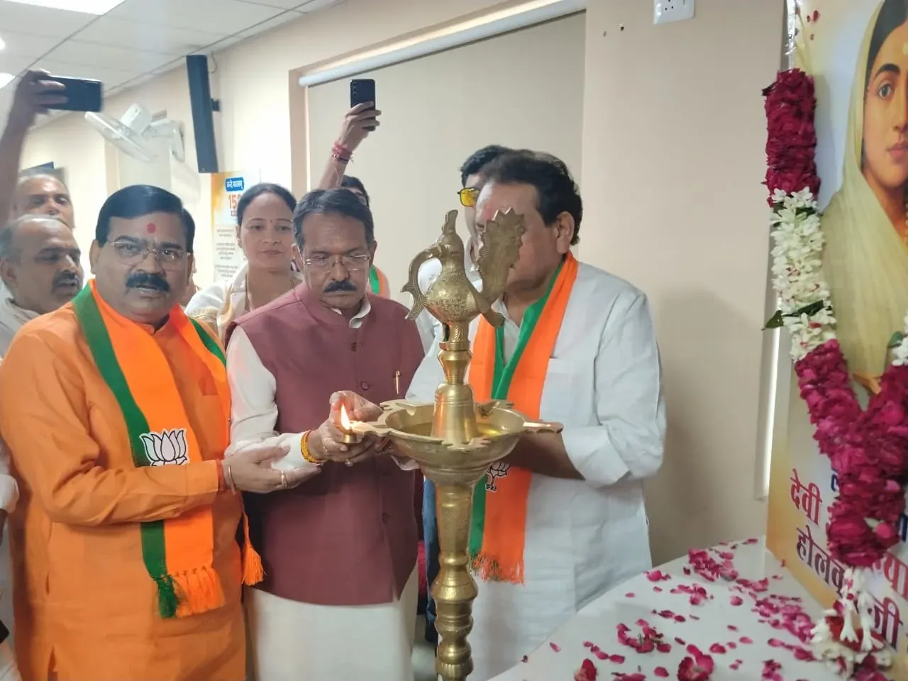अहिल्याबाई होलकर की 301वीं जयंती: दिल्ली भाजपा कार्यालय में हर्ष मल्होत्रा, एसपी बघेल और संगम लाल गुप्ता ने अर्पित की पुष्पांजलि