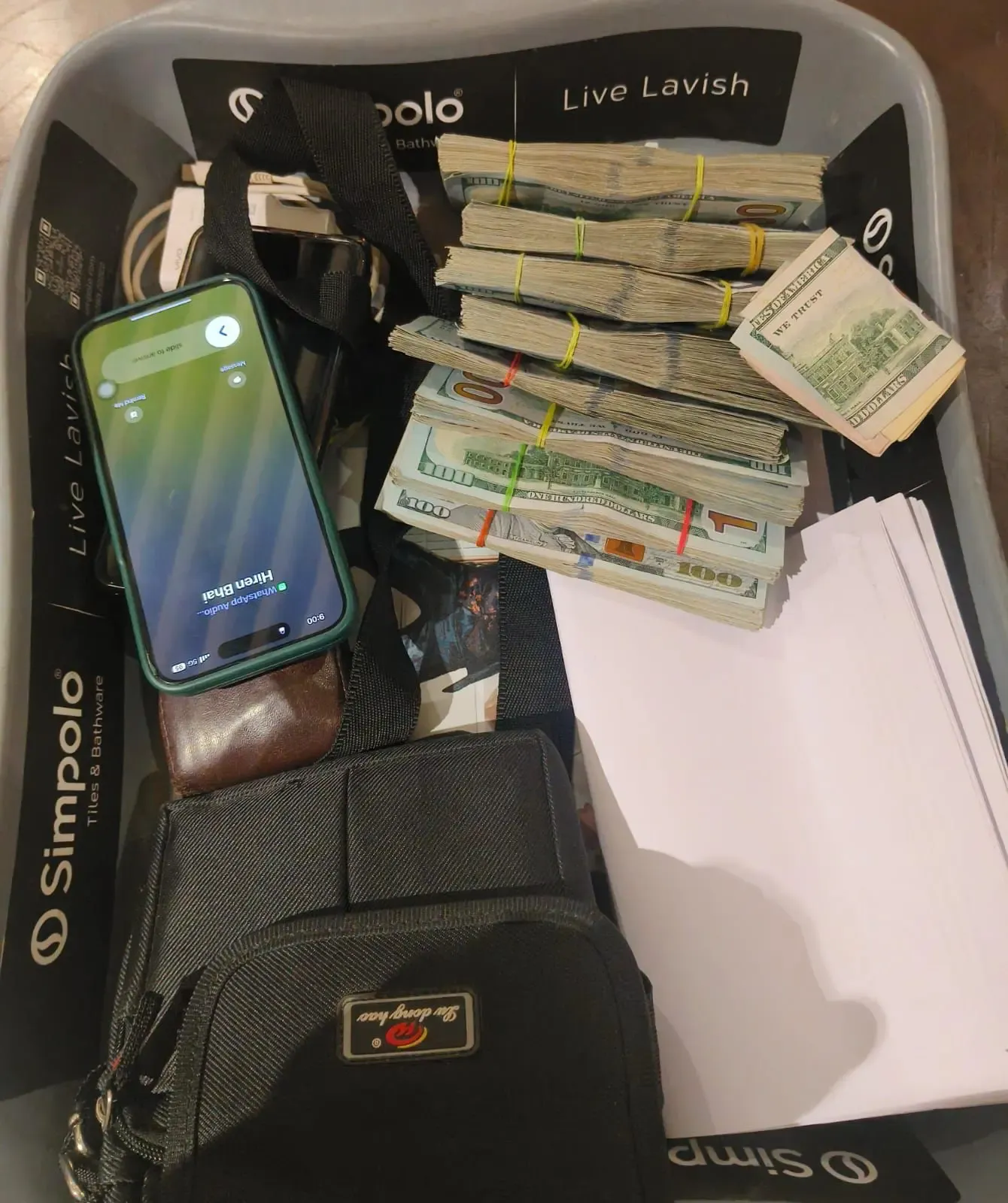 अहमदाबाद एयरपोर्ट पर सीआईएसएफ ने नाकाम की तस्करी, 64.56 लाख रुपये की विदेशी मुद्रा जब्त