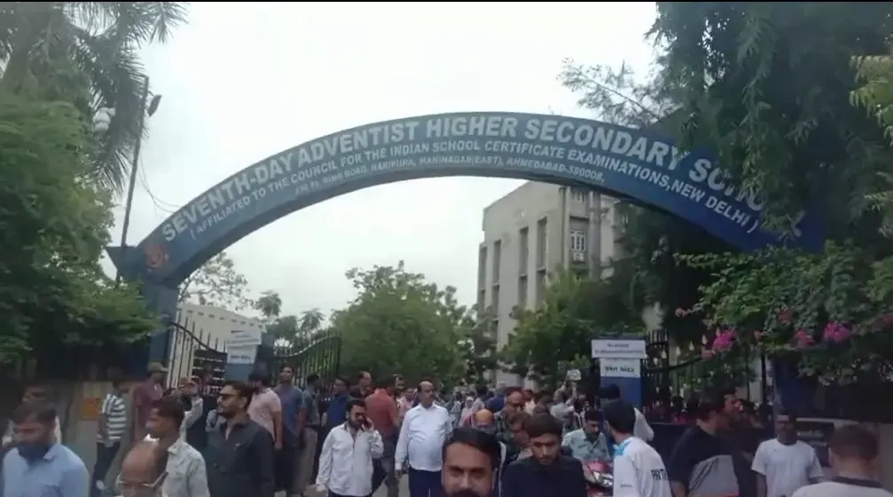 क्या अहमदाबाद में छात्र की हत्या पर अभिभावकों का गुस्सा जायज़ है?