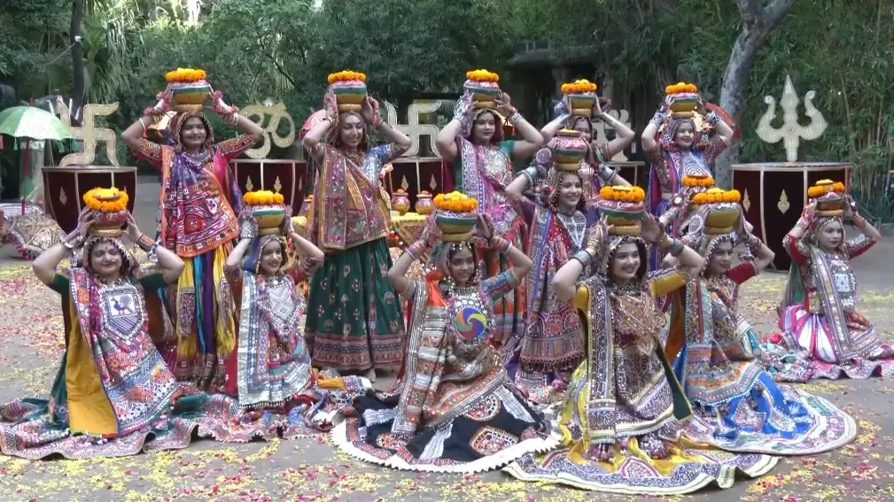 नवरात्रि 2026: अहमदाबाद में पनघट ग्रुप की कॉस्ट्यूम रिहर्सल, 37 देशों में पहुँचा पारंपरिक गरबा