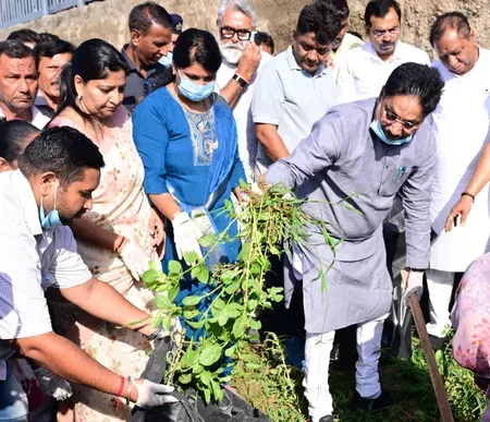 साबरमती रिवरफ्रंट पर 'स्वच्छ साबरमती महाअभियान', मंत्री ऋषिकेश पटेल बोले — स्वच्छता को जन आंदोलन बनाना होगा