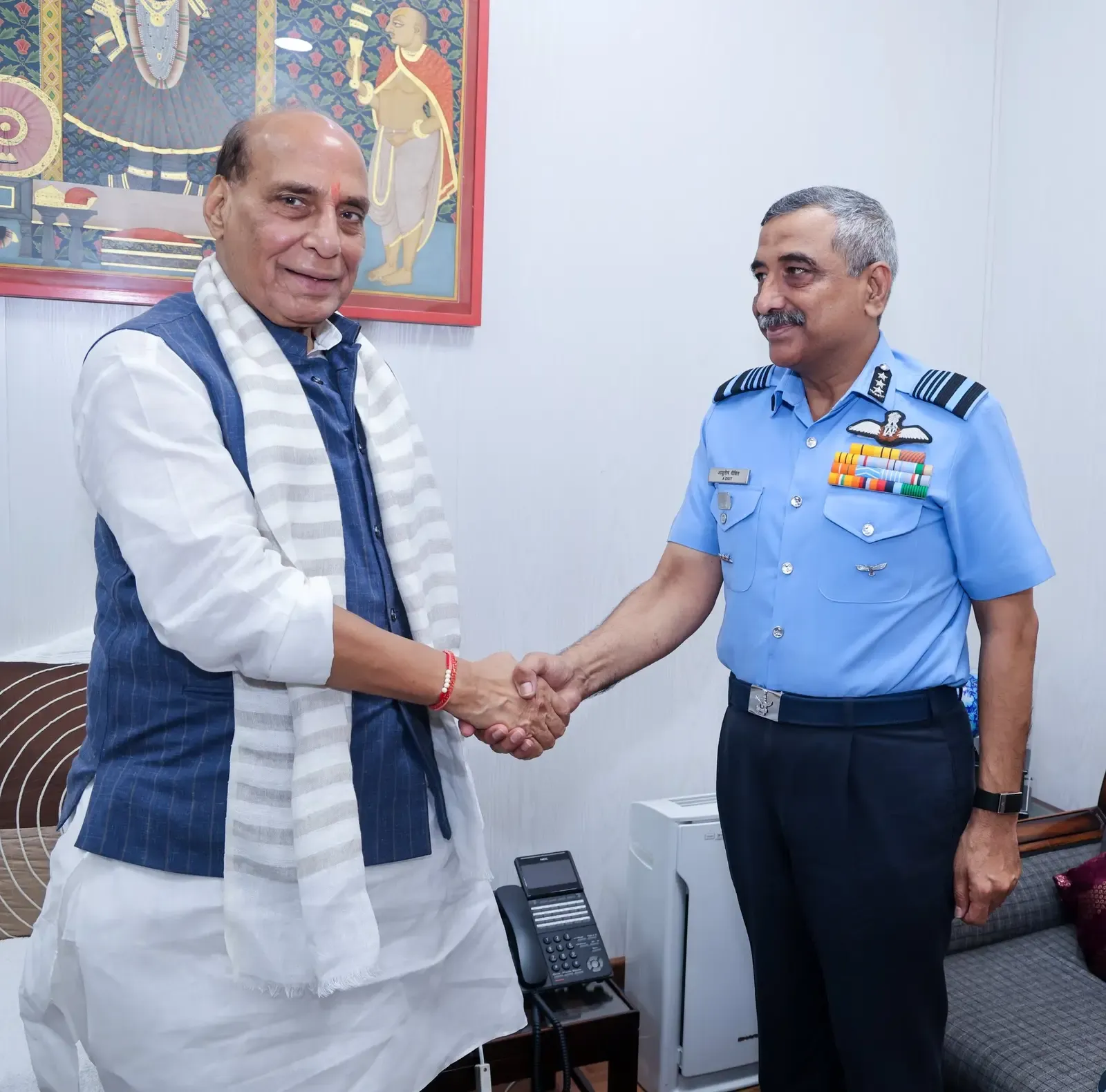 एयर मार्शल आशुतोष दीक्षित 31 अक्टूबर को संभालेंगे वायुसेना प्रमुख का पद, राजनाथ सिंह ने दी बधाई