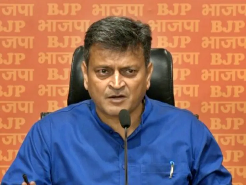 Did Ajay Alok Just Mock Tejashwi Yadav for Being a Dropout?