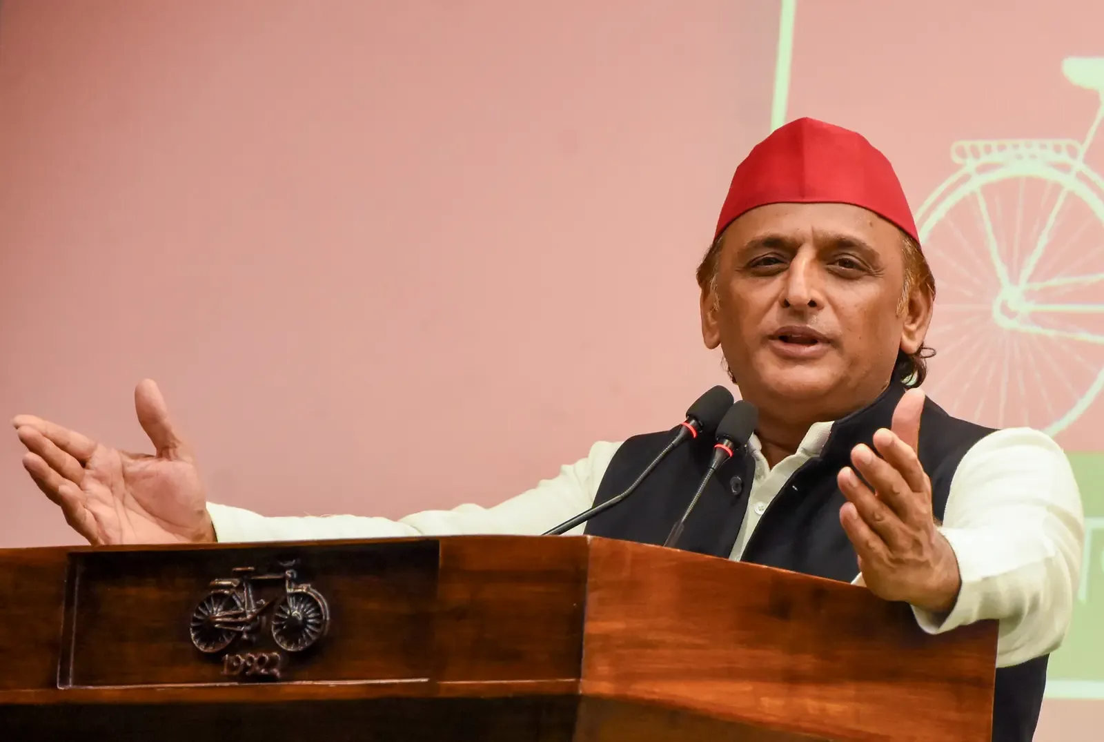 अखिलेश यादव का बागी विधायकों पर शायराना तंज: 'वर्षों बाद भी सदस्यता की पर्ची से ज़्यादा कुछ नहीं मिला'