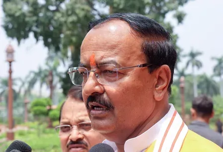 अखिलेश के जयंत पर तंज से गरमाई सियासत, केशव बोले- माफी मांगें