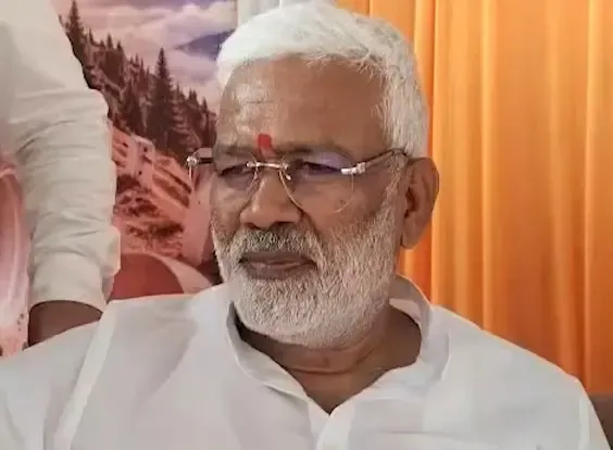 स्वतंत्र देव सिंह का अखिलेश पर पलटवार: 'सपा ने लूटा, एनडीए ने UP को विकास की राह दिखाई'