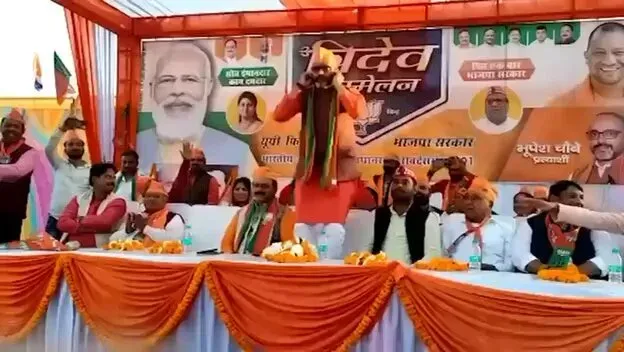 Akhilesh Yadav mocks BJP leaders with 'sit-stand drill' jibe