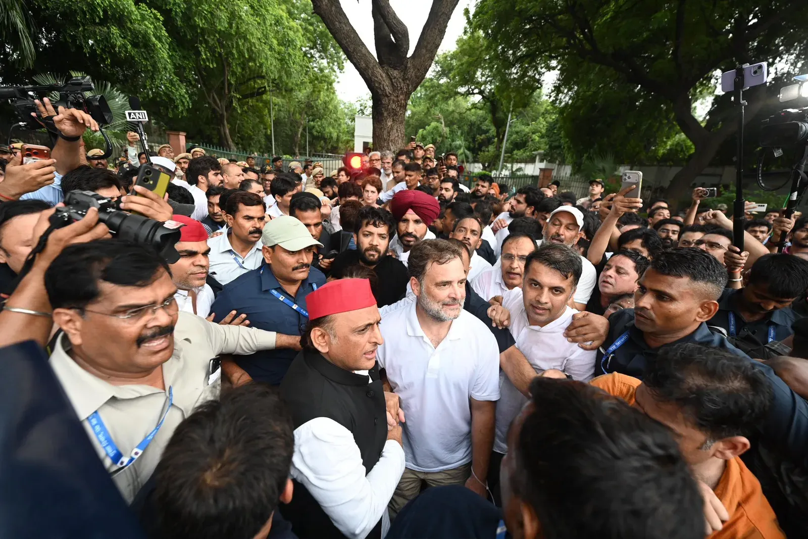 Akhilesh Yadav posts defiant couplet on detention and resolve