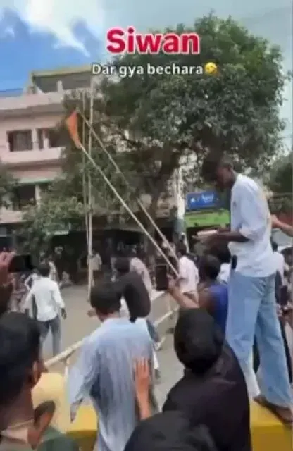 Akhilesh Yadav says BJP flags coming down from homes